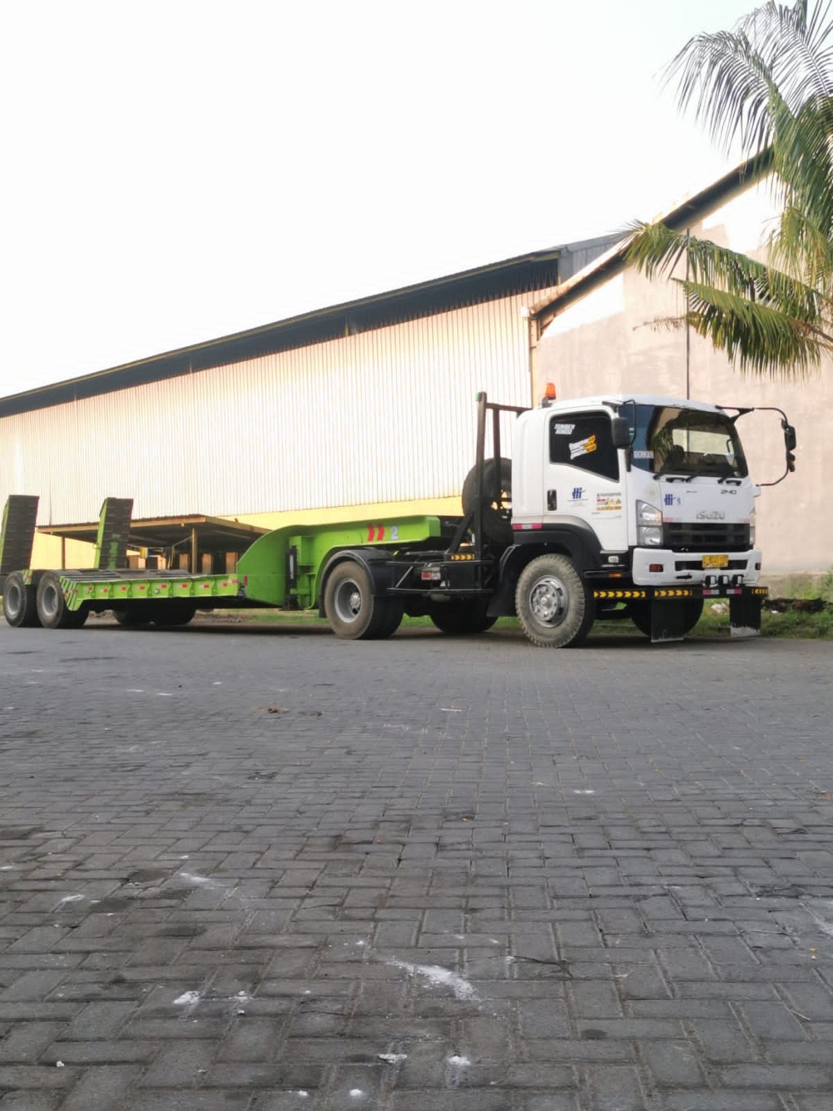 Trailer Truck Rental In Surabaya - Harindra Group - Blog - Harindra ...